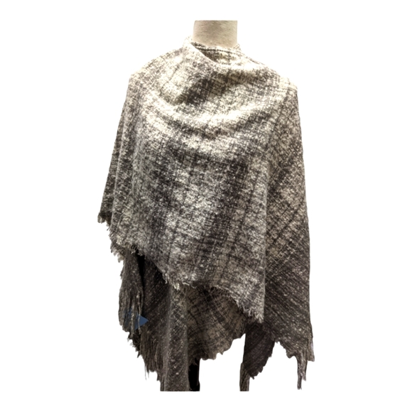 Pretty pattern Ponchos/shawls/blanket - Picture 4 of 10